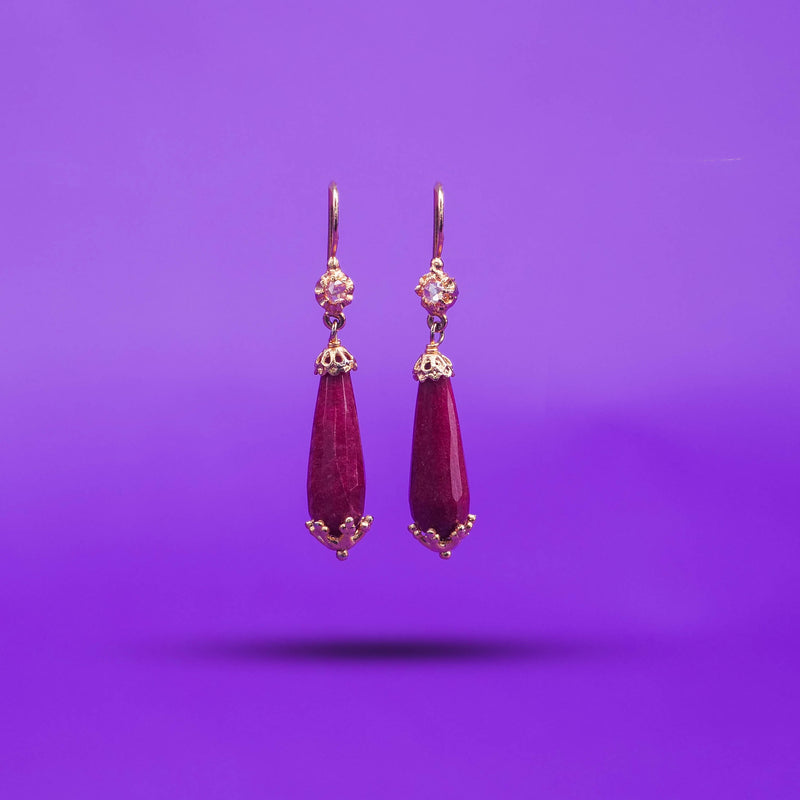 Boucles d'oreilles en rubis, arborant une silhouette inspirée par le chêne en argent plaqué or